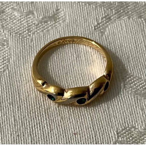 Avon Gold Tone Twisted Band Ring Green Rhinestone Accents Vintage Jewelry - Picture 1 of 3